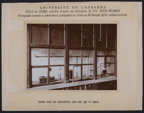 Grande hotte des laboratoires, avec eau, gaz et vapeur, Université de Lausanne
